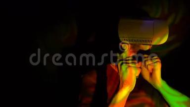年轻帅哥在聚光灯下戴着虚拟现实头盔做武术动作